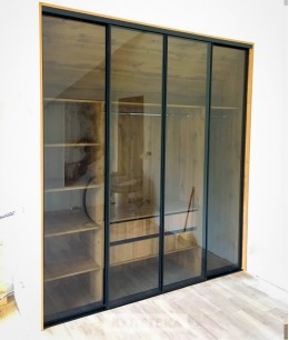 Шкаф со стеклянными раздвижными дверцами