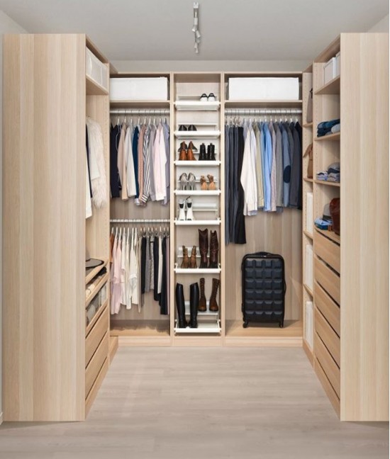Шкаф в комнату для одежды с полками для небольшой комнаты