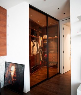 Шкаф гардеробная со стеклянными дверцами и тонким профилем